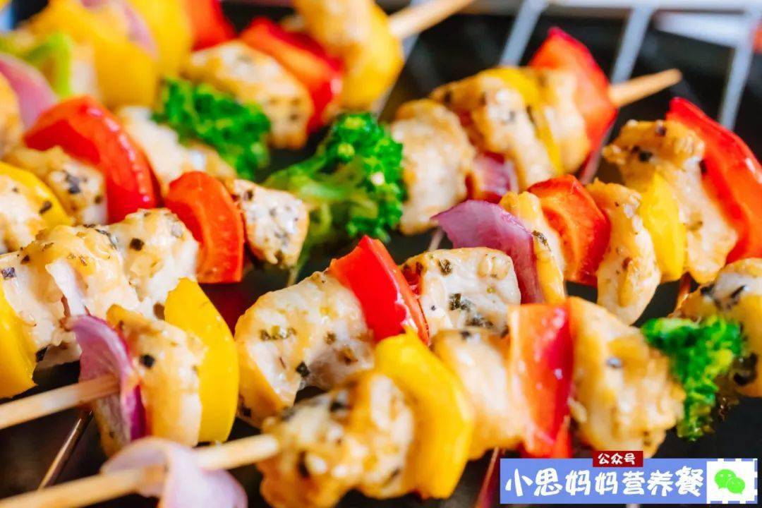 五彩鸡肉烤串 食材:鸡肉80克,甜椒60克,洋葱30克,西蓝花30克,小虾