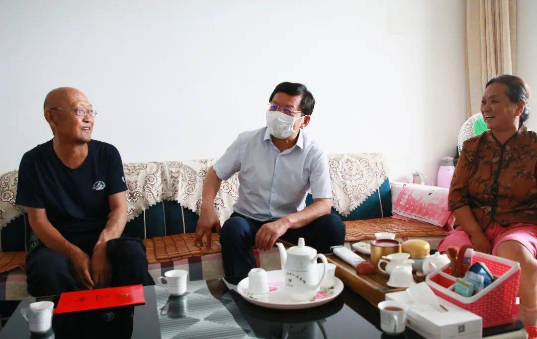 常淮诚七一前夕走访慰问生活困难党员