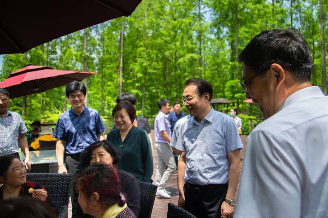 杨志纯厅长一行实地考察了我市黄海森林公园,条子泥等景区,详细了解我