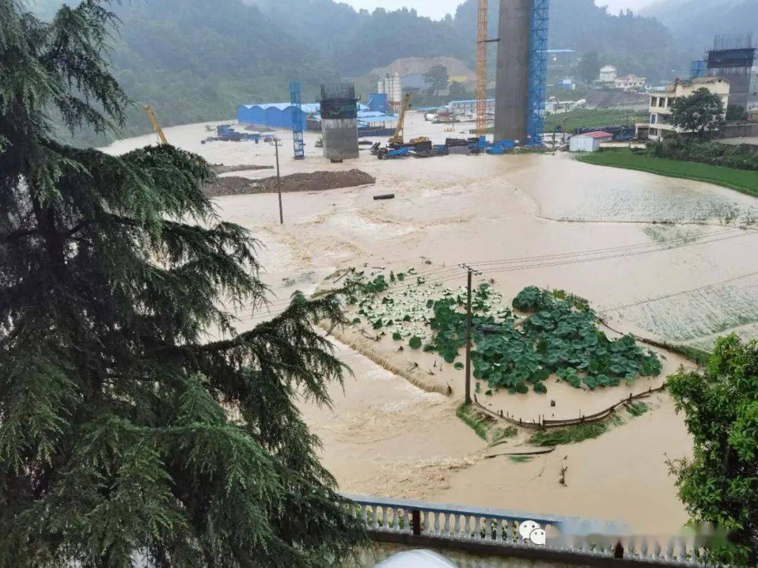 直击暴雨下的都匀城区看海道路被淹山体滑坡幸好还有他们
