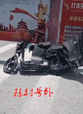 顺联红绿灯再次惊魂一幕美团小哥被泥头车撞倒在地