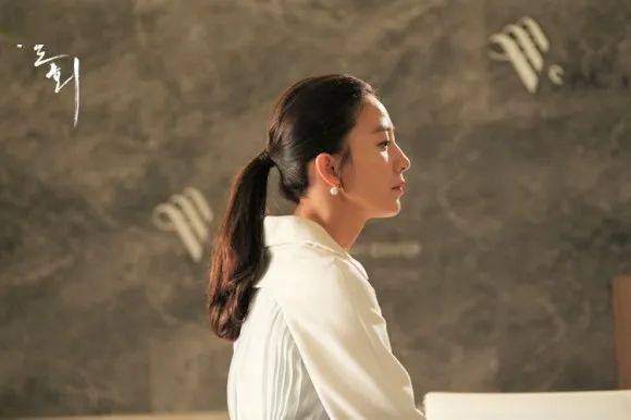 《密会》里"具有男性特质的女人"吴惠媛.