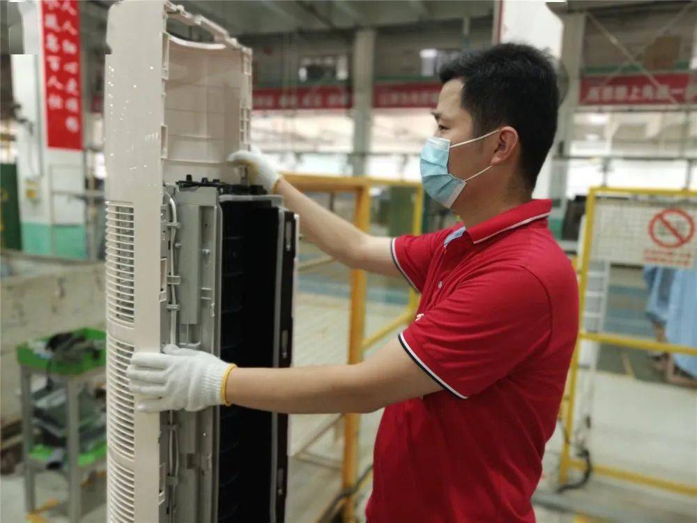 迎旺季战生产丨郑州格力万众一心只为多打一台空调