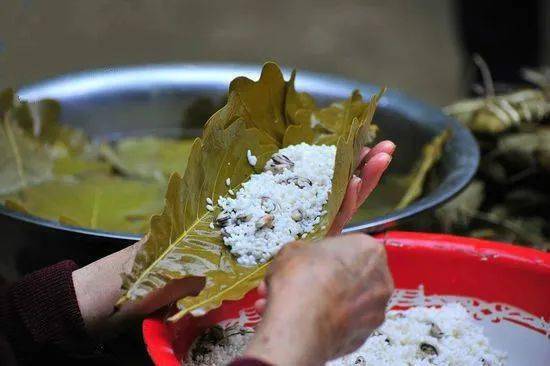 江南地区包粽子一般用芦苇叶,竹笋叶等,而西峡一般用当地盛产一种称为