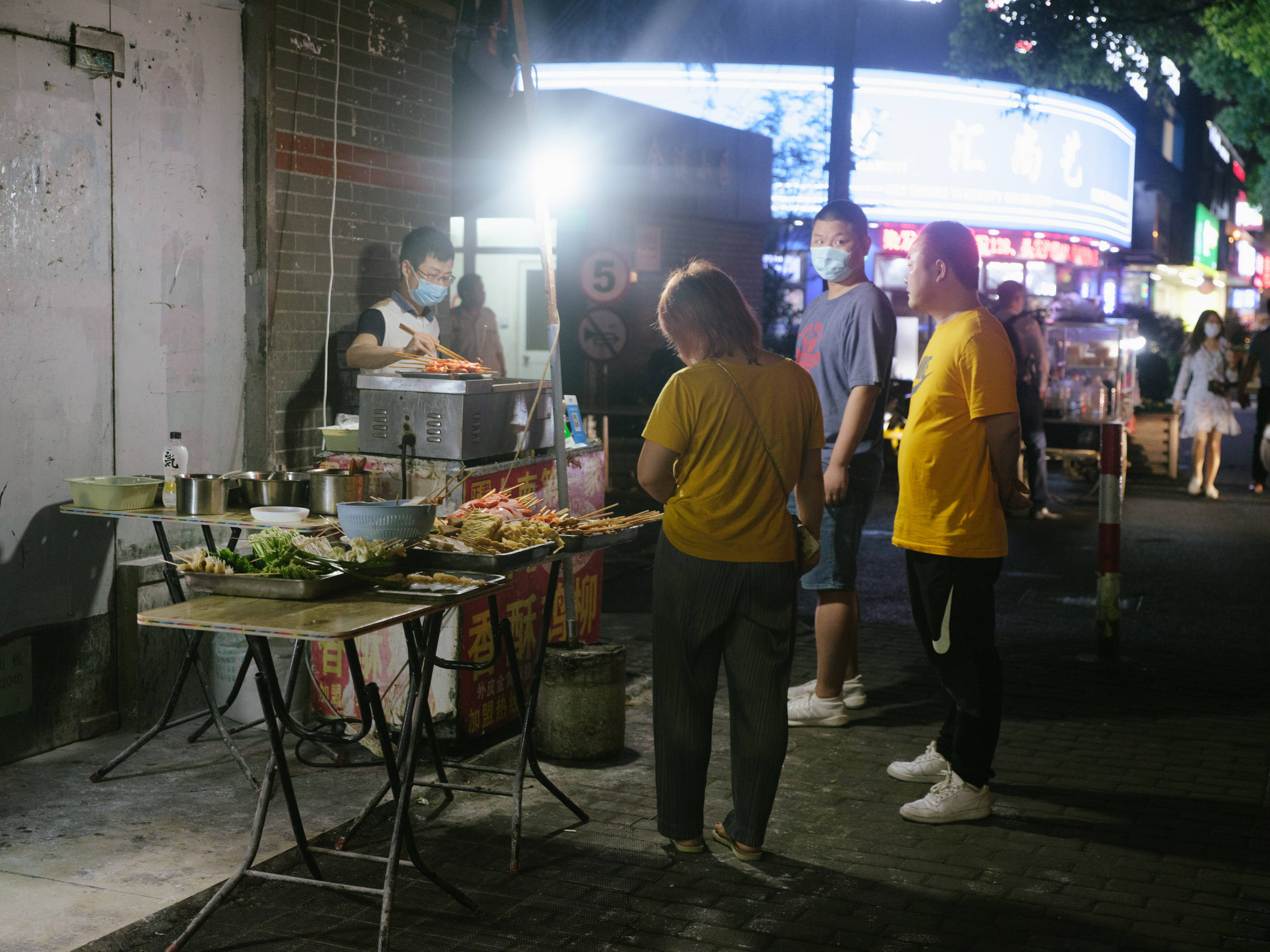 蓝村路烧烤路边摊.澎湃新闻记者 周平浪