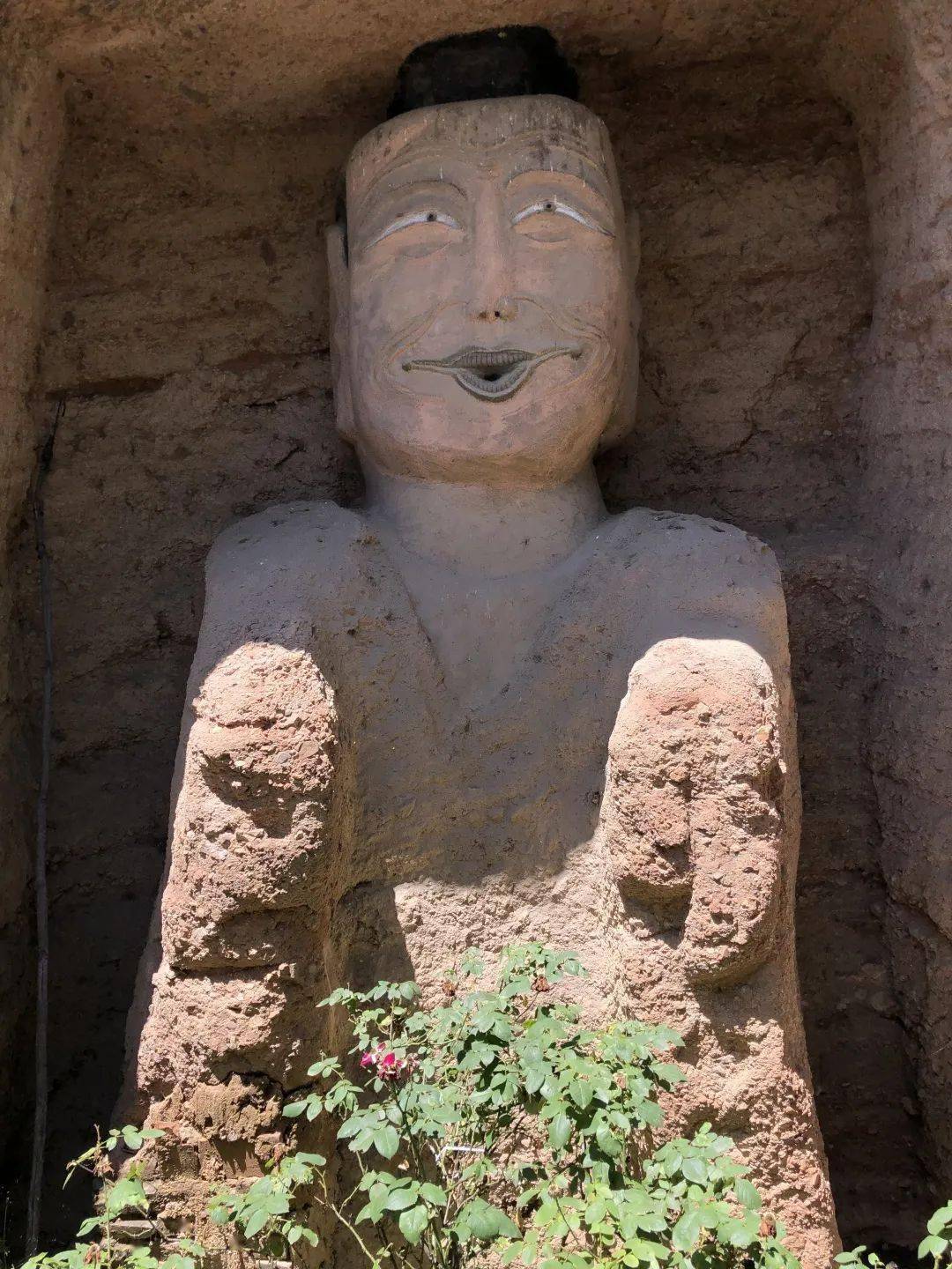 闫鑫在法镜寺石窟内修缮后的佛像前图 |闫鑫视频| 梨视频视频,图片