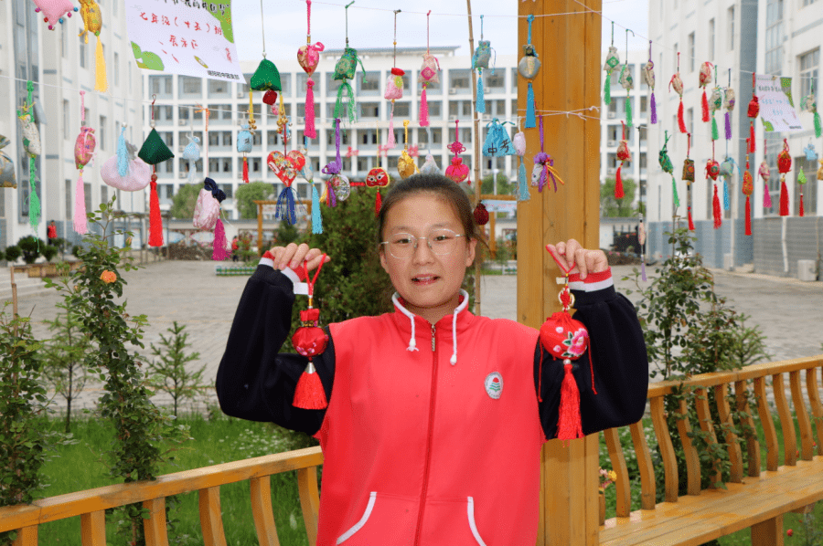 岷县岷阳初级中学举行端午香囊展览活动
