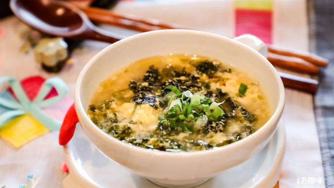 海苔汤乍看只需要海苔1张,鸡蛋,少量洋葱,实则煮之前还需晒干的小鱼和