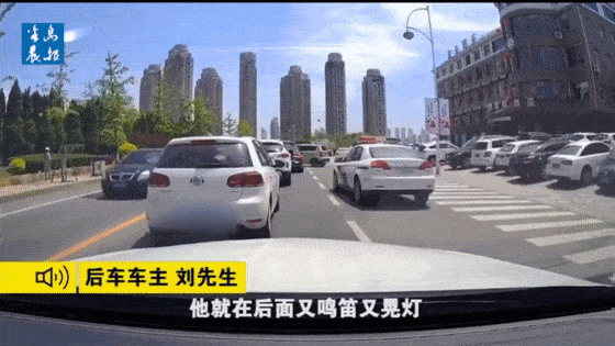 显示,当时他是正常驾驶,突然,右后方的一辆黑色轿车想从右侧强行超车