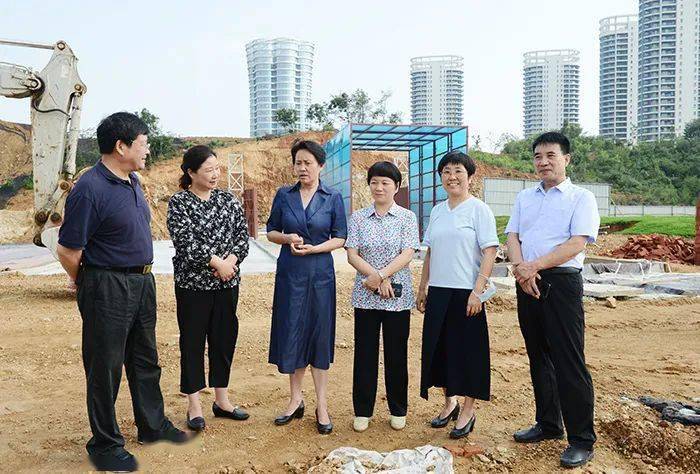 信阳市副市长杨淑萍一行深入我校南湾新校区建设工地检查指导工作