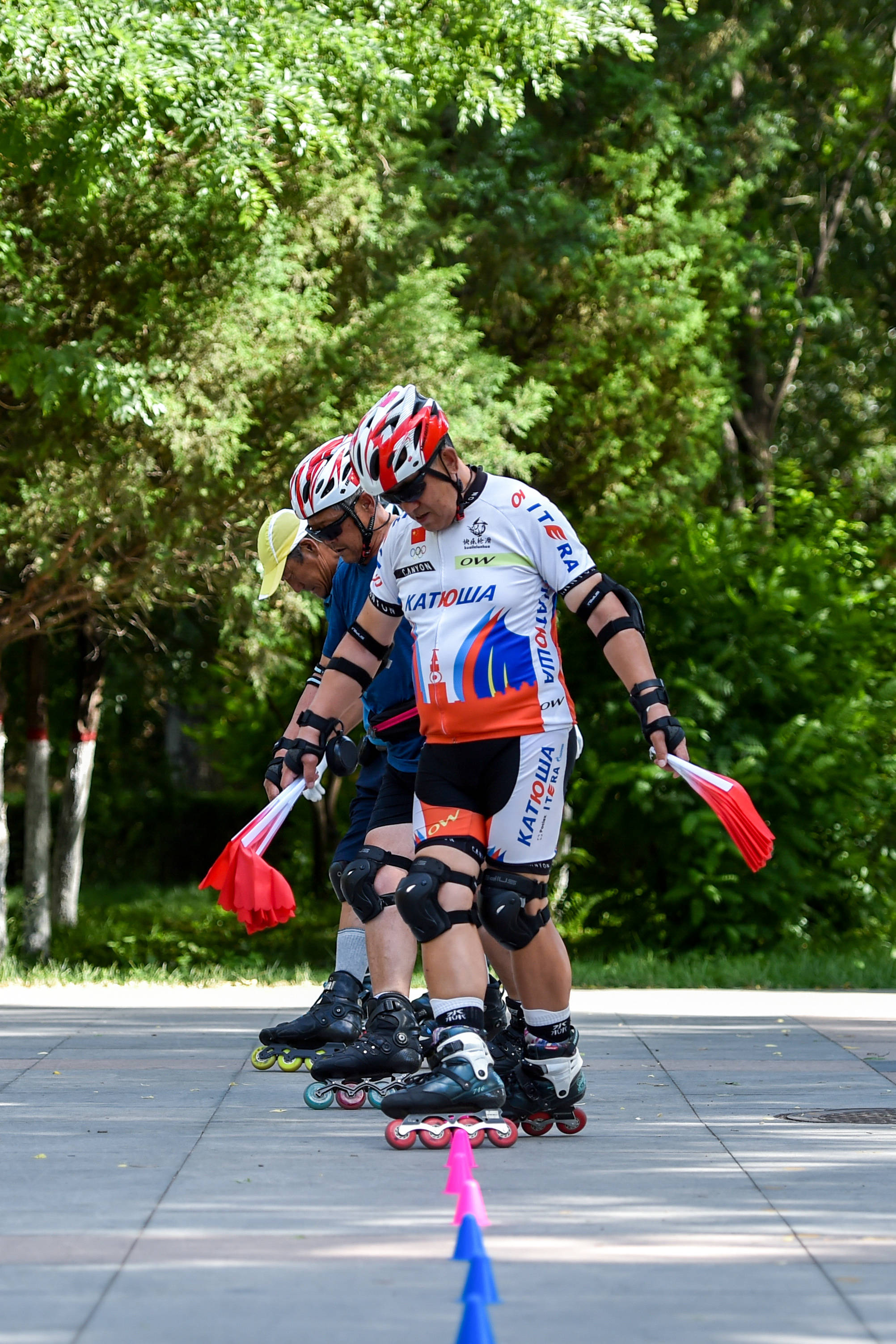 2020年6月24日 过桩,倒滑,今年64岁的郭广义熟练地做着各种轮滑动作