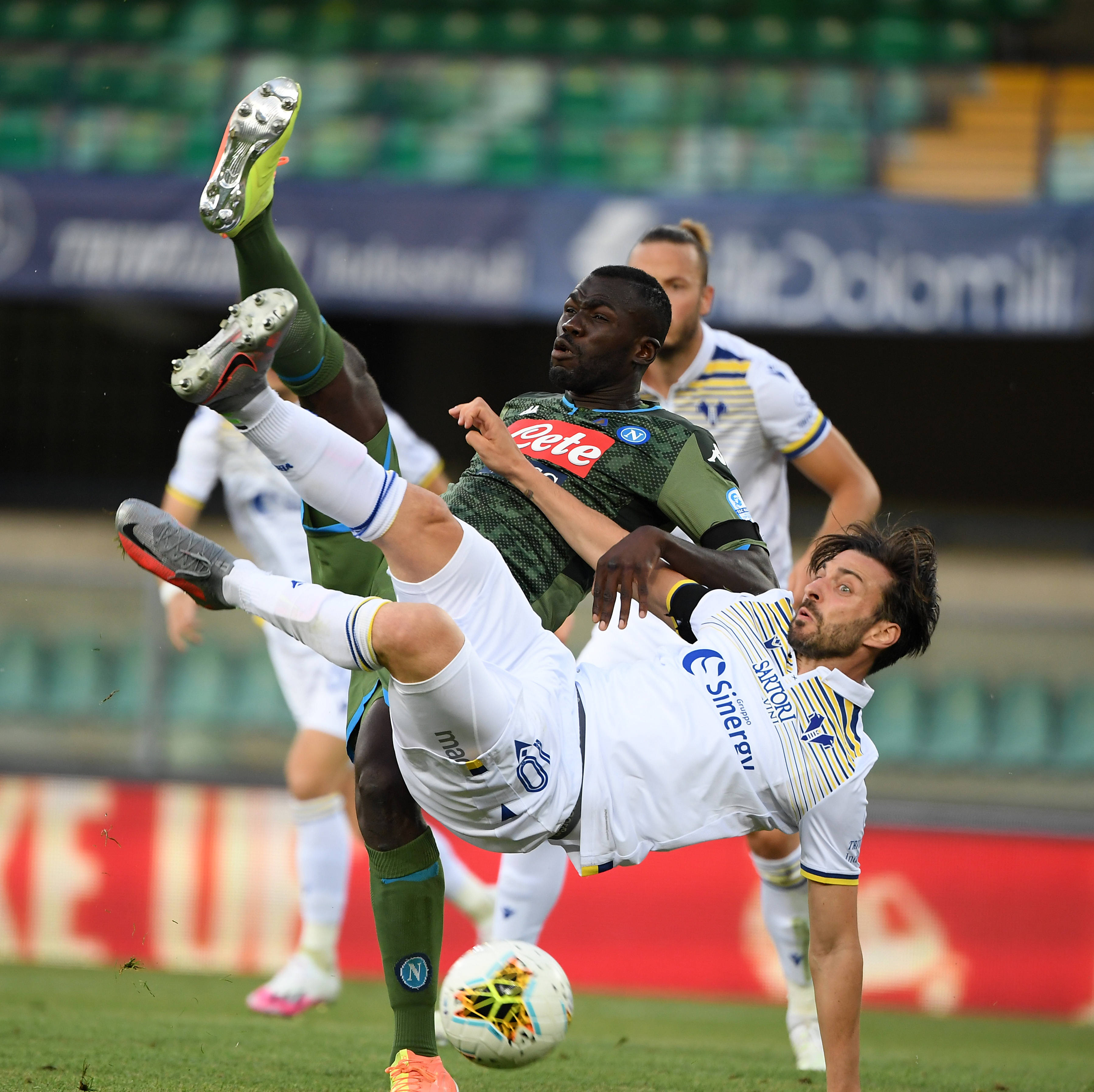 足球——意甲:那不勒斯胜维罗纳