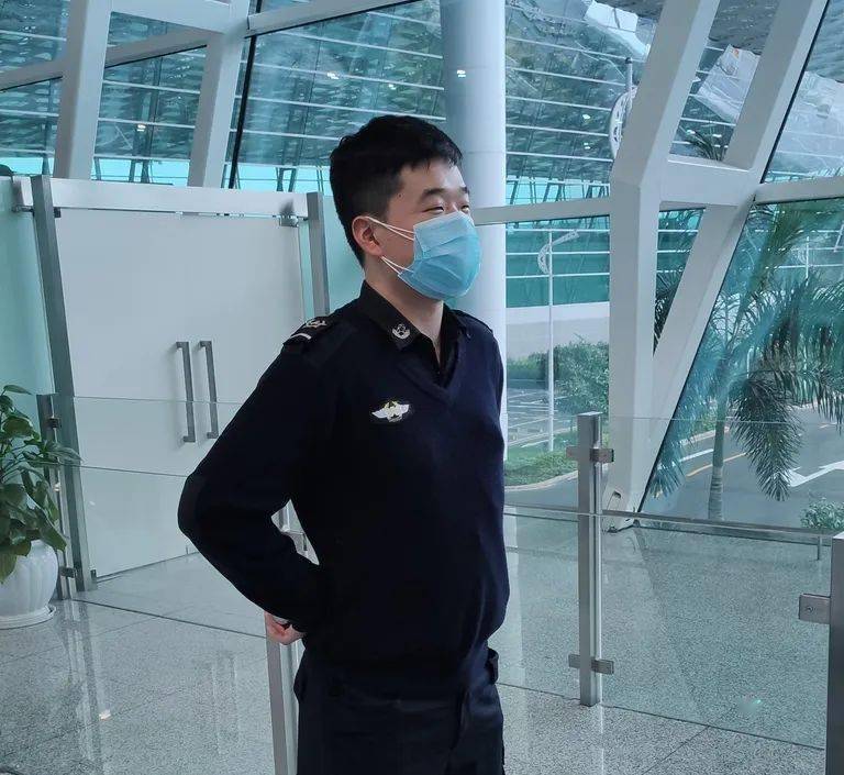 深圳宝安国际机场安检员秦健锋不放过任何细节细心做好每一件小事