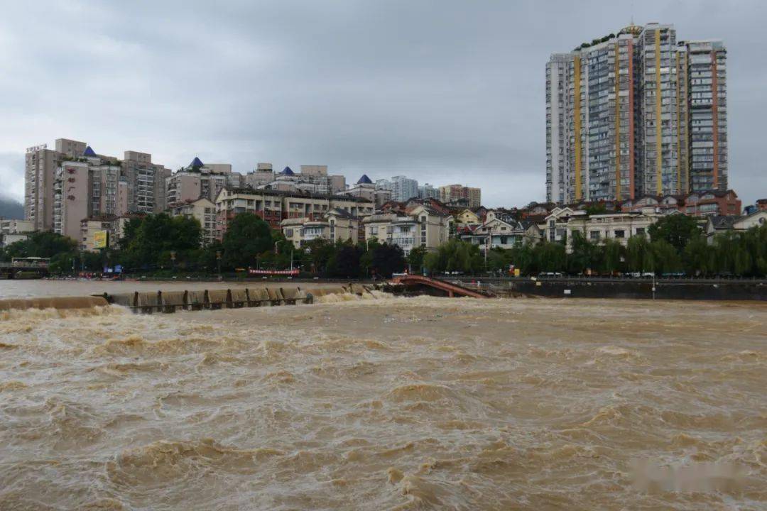 一场暴雨,到处都是水水水,黔南多地被淹,幸好有他们