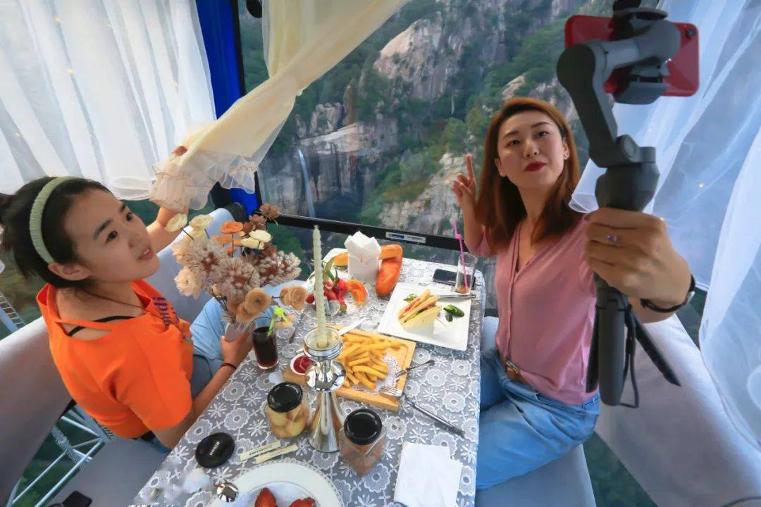 不可错过的浪漫空中缆车餐厅,俯瞰山林飞瀑,静享云端美食.