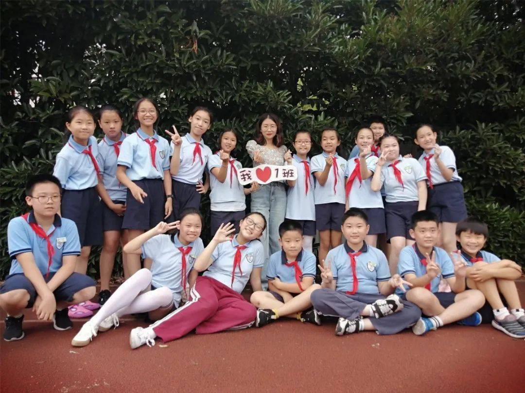 五1班毕业照a6月19日下午,五年级全体师生在各班级隆重举行了毕业联欢