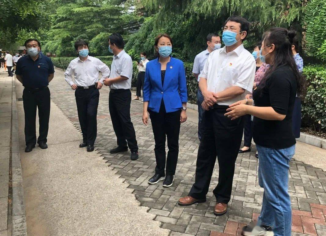 海淀区委书记于军一行到田村路街道检查疫情防控工作