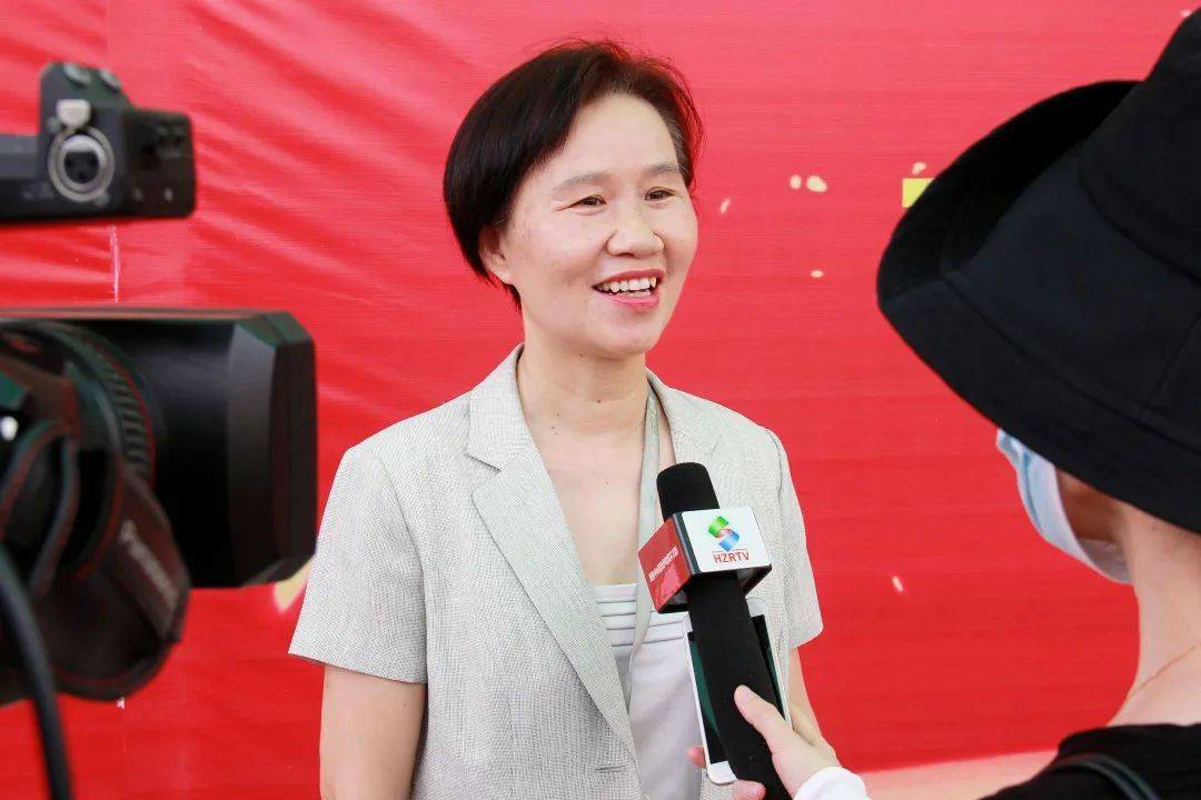 校长戴辉在接受 今日惠州网,惠州电视台,惠州电台等多家媒体采访时