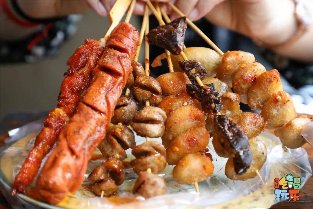 冰凉粉,炸串,麻辣烫…桂林无名小摊里,不知藏着多少学子的放学时光