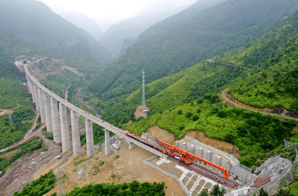 超额完成金台铁路全线首个客运站房主体结构圆满封顶