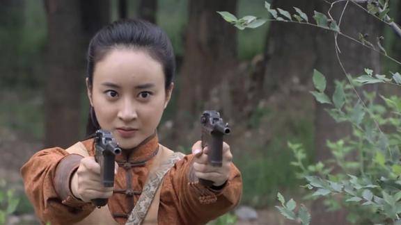 狼牙英雄姑娘枪法惊人竟吓得一群人不敢动当真是英姿飒爽