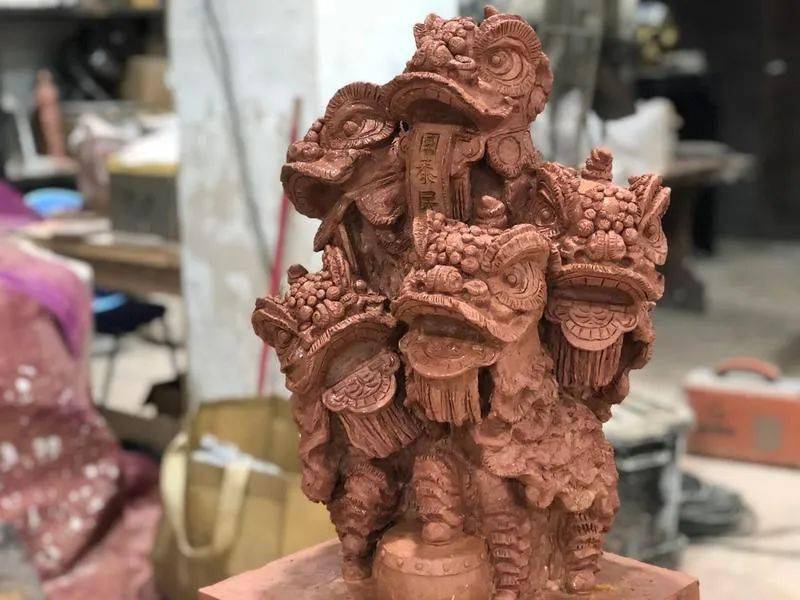 广州日报报道著名雕塑家许鸿飞为端午节雕塑舞狮祈福国泰民安