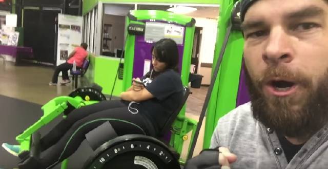 女生占器械被男生暴打引网友争议