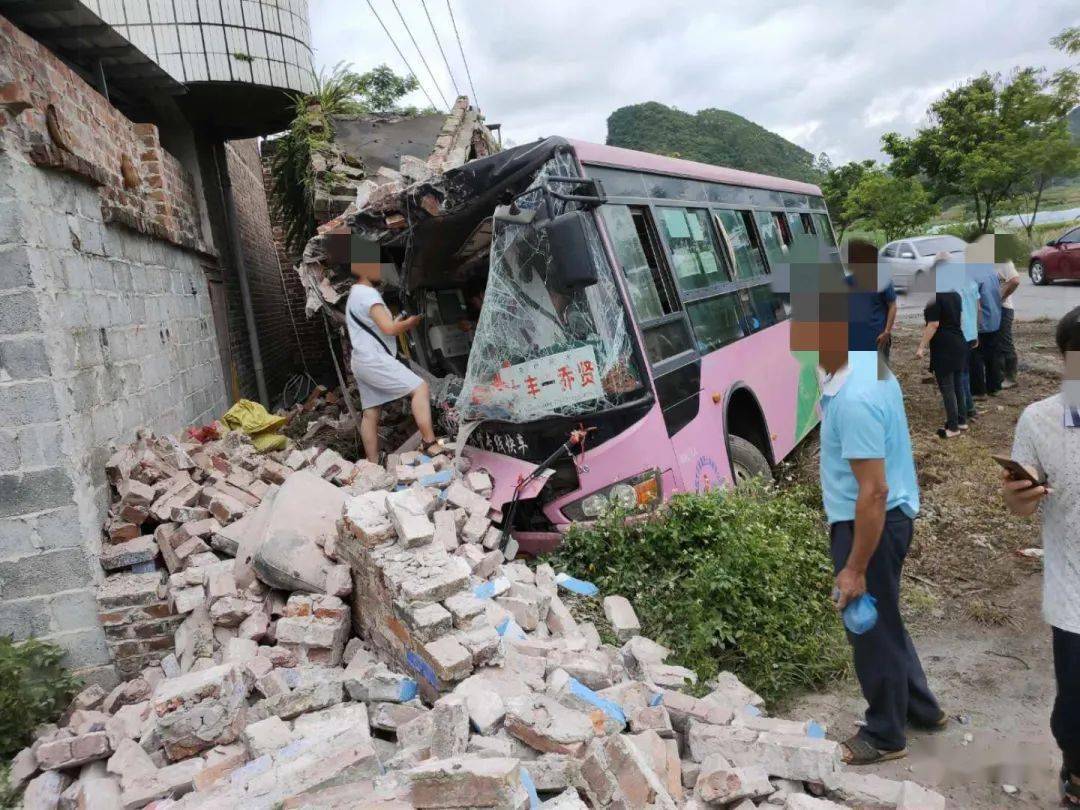23:06,广西一路段发生可怕一幕!一男子当场身亡!
