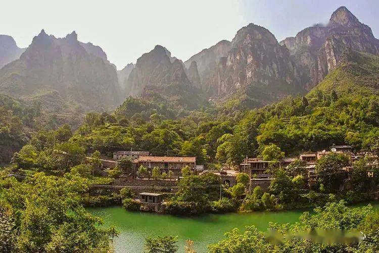 神龙湾村位于平顺县东寺头乡东南部,晋豫交界的太行山脚下.