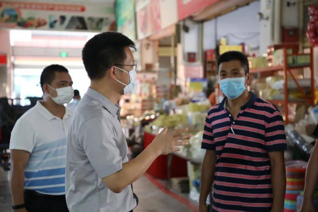 南头镇党委副书记镇长蓝海斌带队检查农贸市场防疫工作