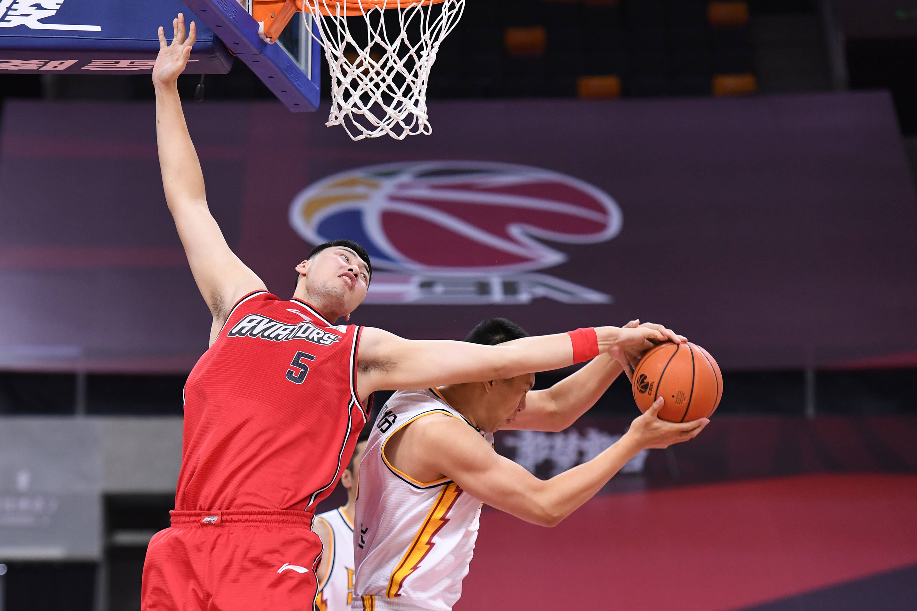 深圳马可波罗队球员赵义明(左)与山西汾酒股份队球员闫鹏飞拼抢篮板球