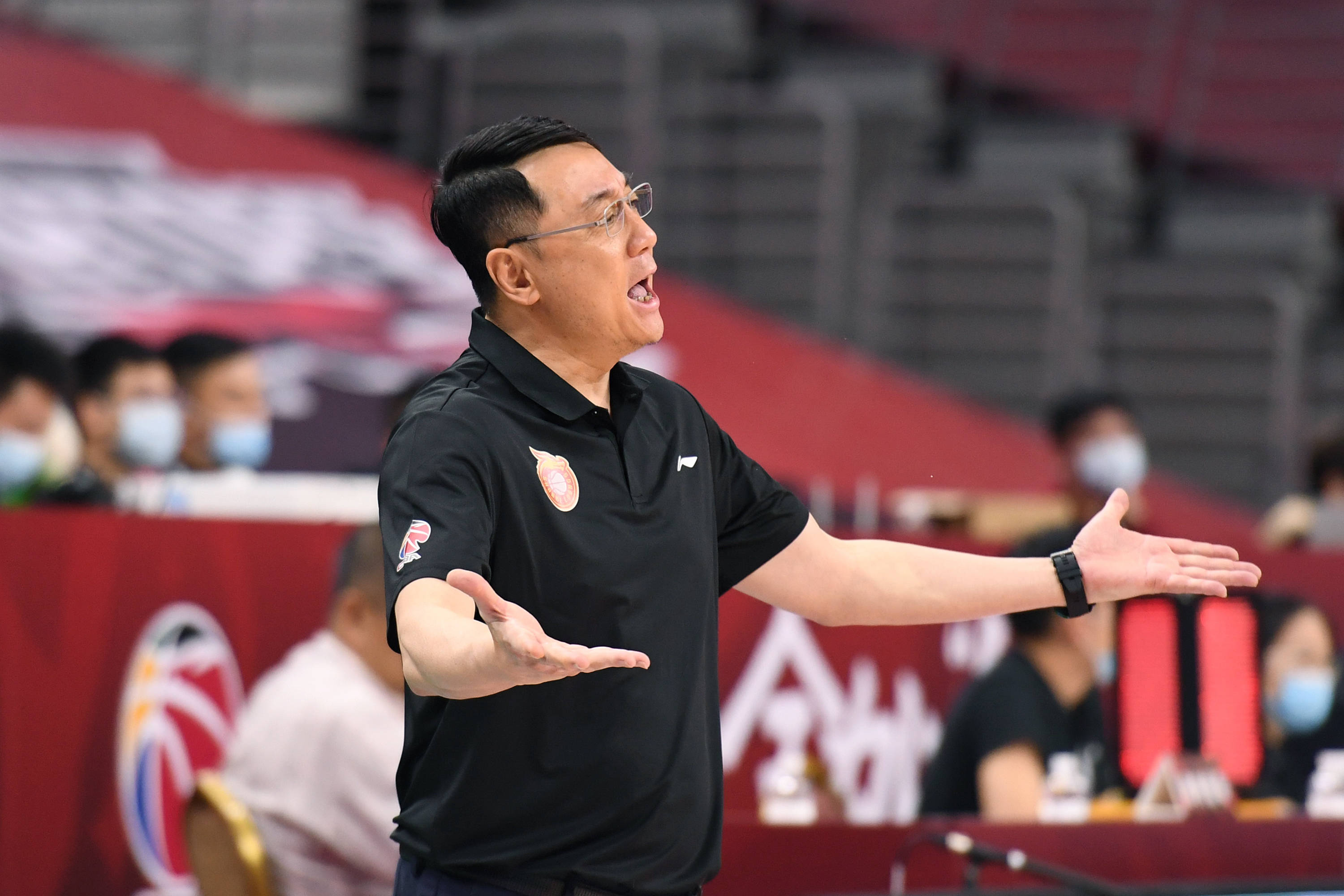 6月27日,山西汾酒股份队主教练王非在场边指导.