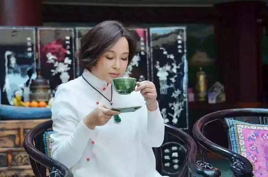 中国四个最会戴翡翠的女人,最后一个竟然是"骨灰级"爱好者!_杨丽萍