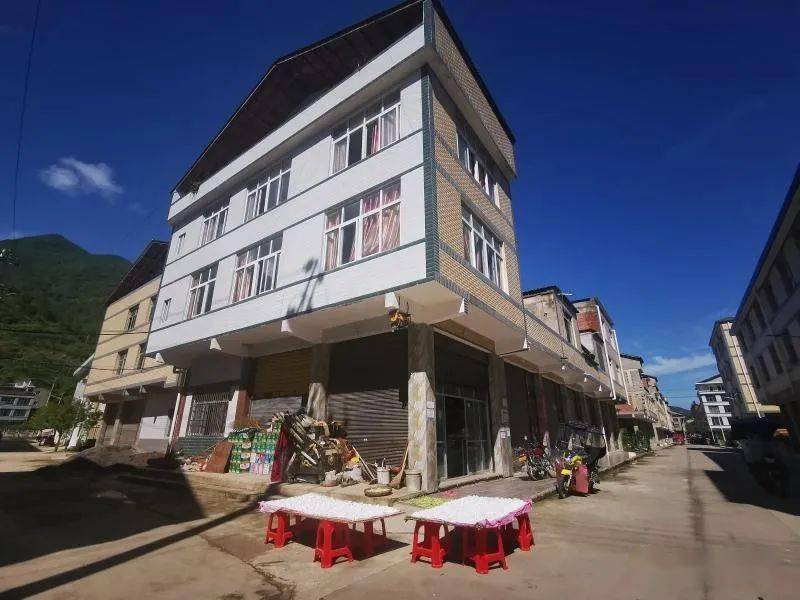 近年来,万源市井溪镇党委政府立足实际,把易地扶贫搬迁作为群众挪穷窝