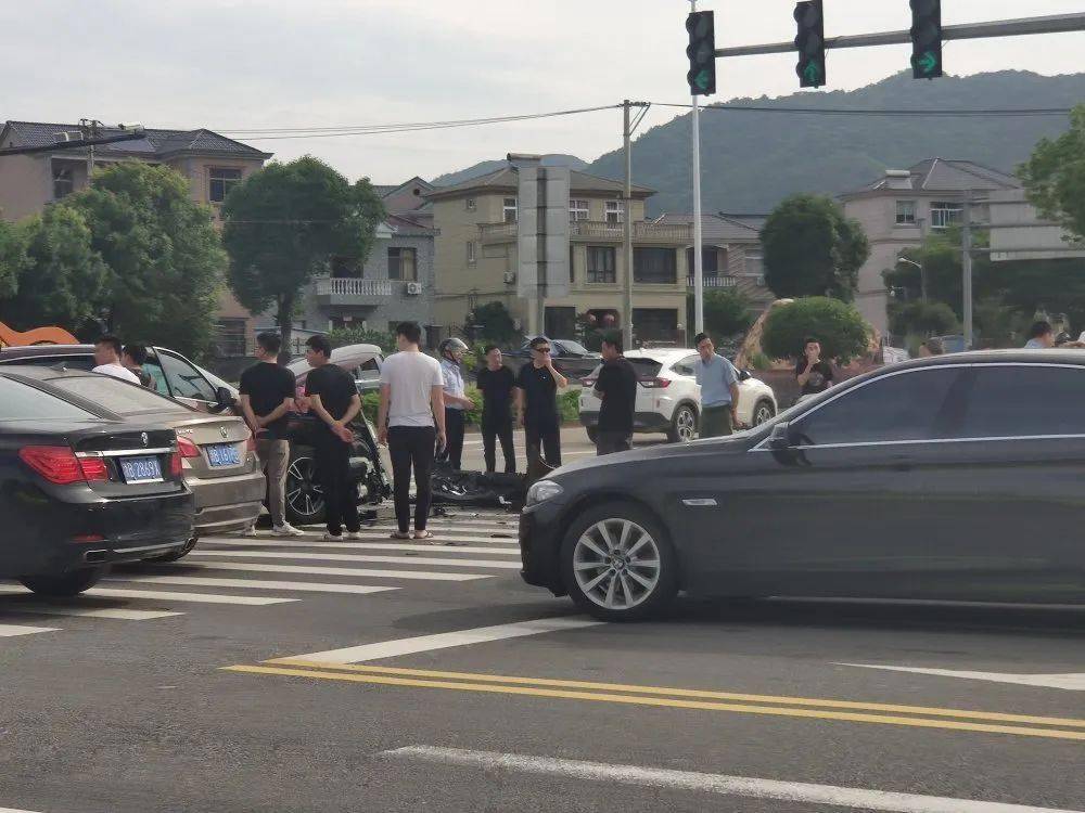 象山城區發生一起嚴重車禍車頭碎成這樣這得什麼速度