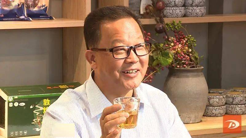 敦煌市长贾泰斌直播带货 为特色农产品代言
