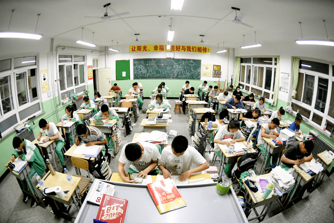 高考加油宁夏高考倒计时9天我们记录下了高三学子挑灯夜战的瞬间