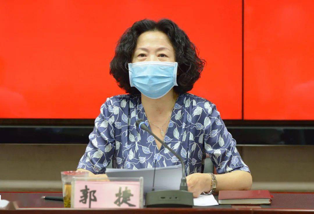 市政府副市长郭捷为第二届市督学颁发聘书