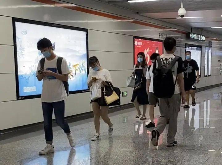 走路玩手机违法!这地7月1日起实施