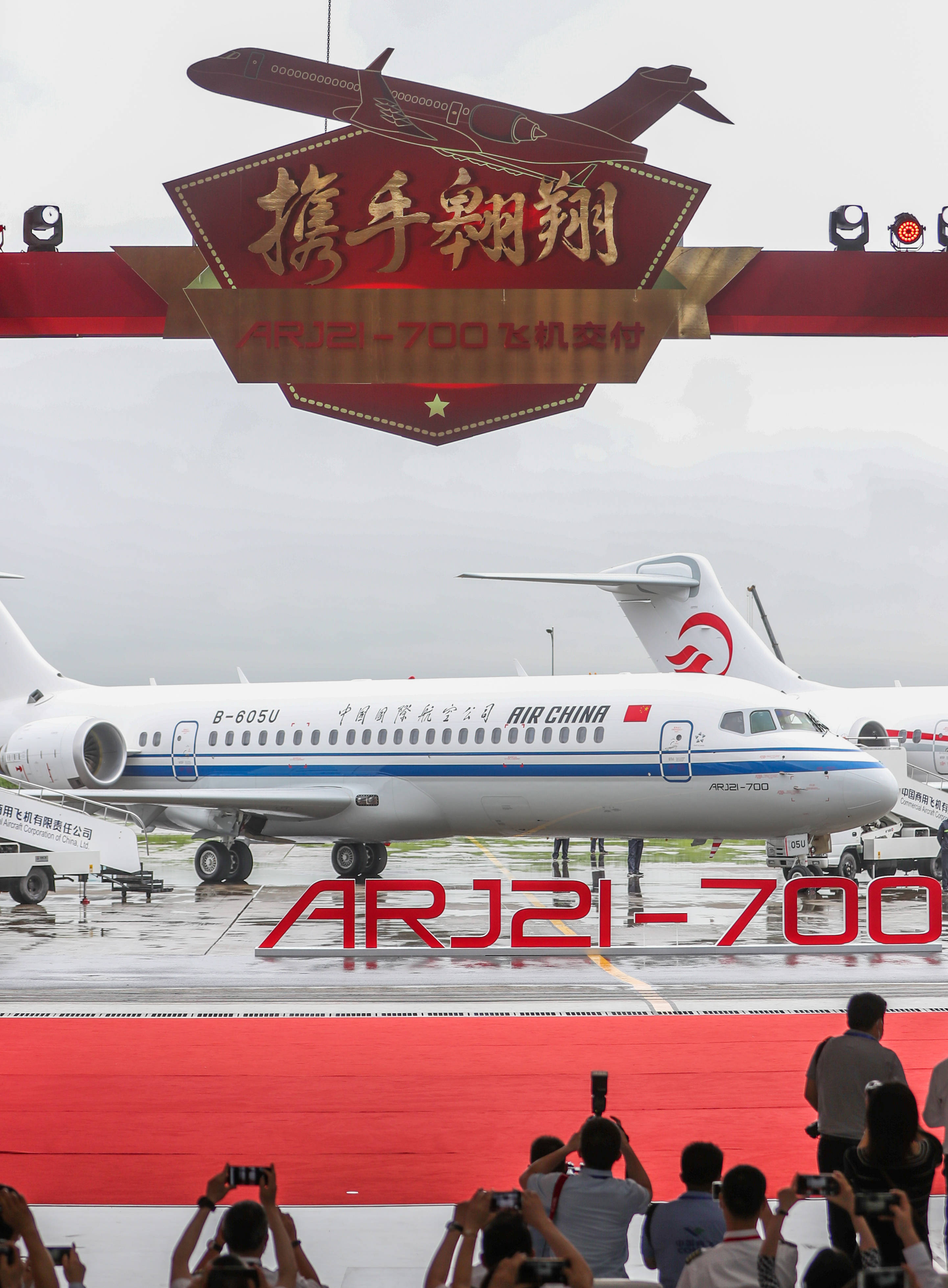 6月28日,三架崭新涂装的国产新支线客机arj21飞机停放在中国商用飞机