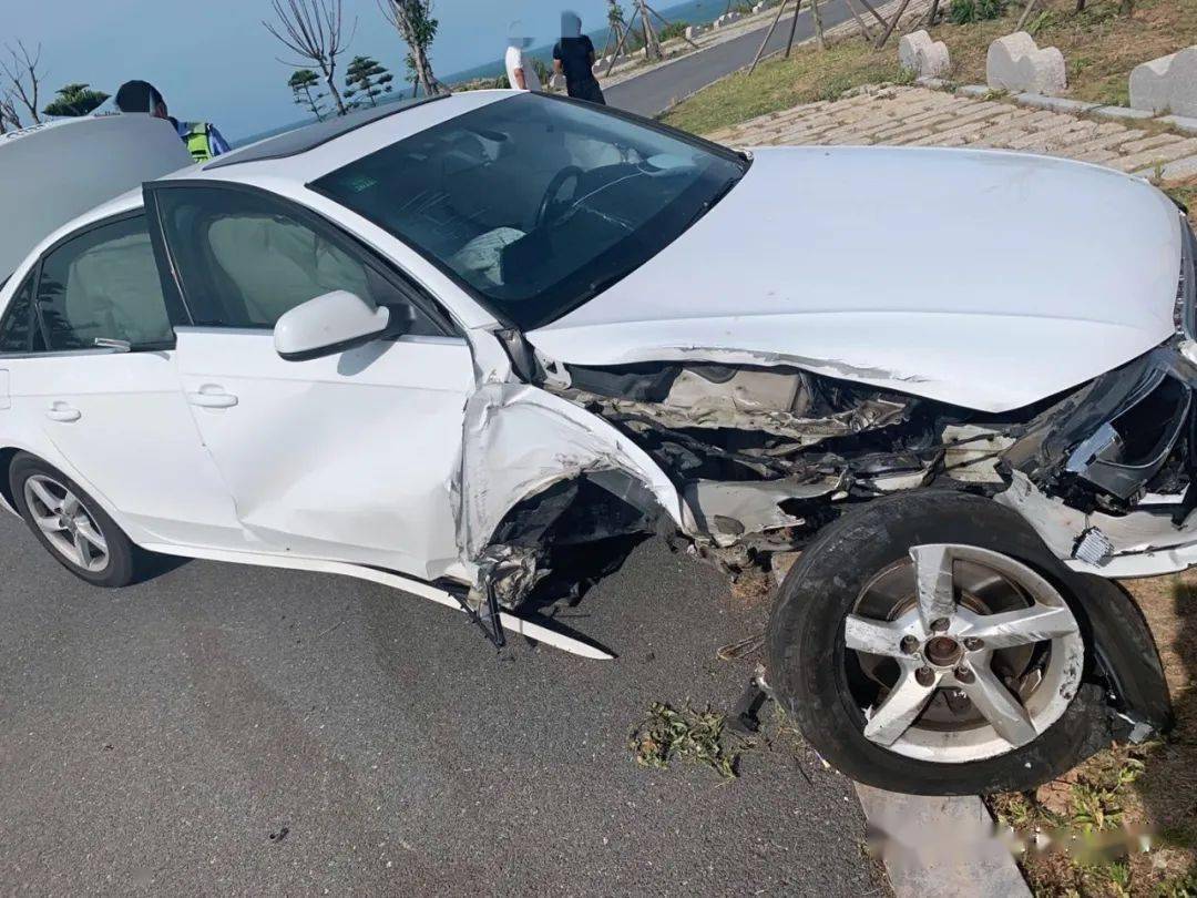 可怕车轮飞出一奥迪在平潭环岛路碰撞另一小车