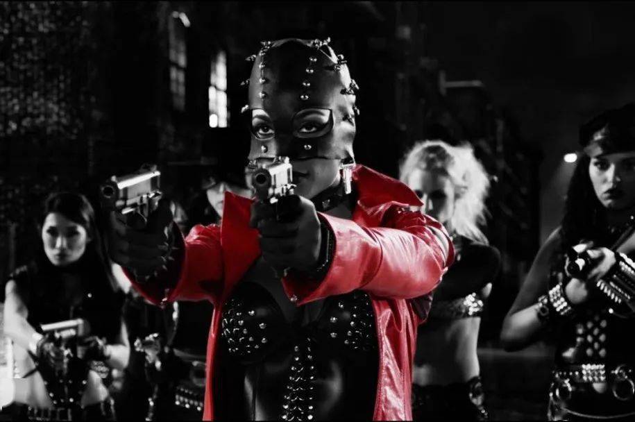 这种承载血腥和暴力的美学以往是以枪战,血肉模糊以及打斗为主,再融合