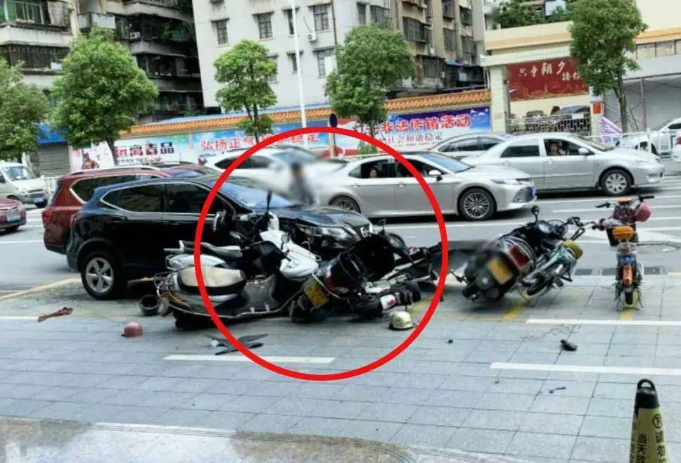 肇庆金钻路口车祸,连路牌都撞飞了!