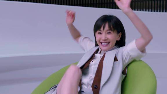 欢乐颂曲筱绡上去就要抱住安迪被安迪躲开自己直接爬倒