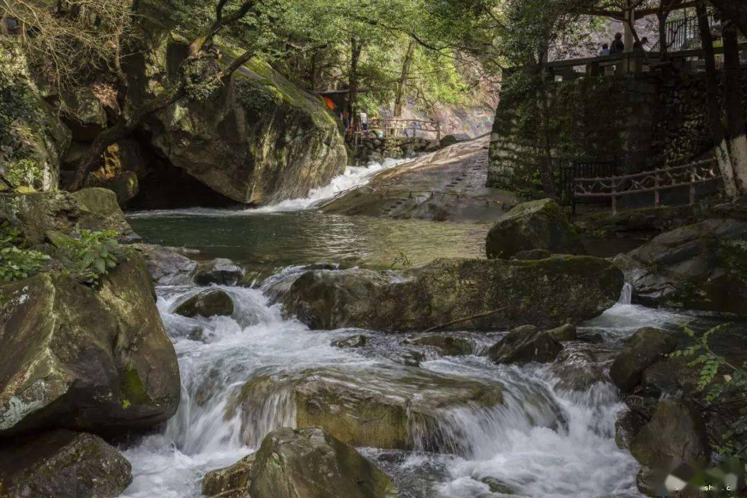 连日降雨秀峰龙潭变样了