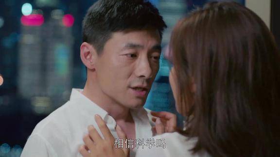 欢乐颂奇点深夜把安迪灌醉一把抱住她奇点真是闷骚