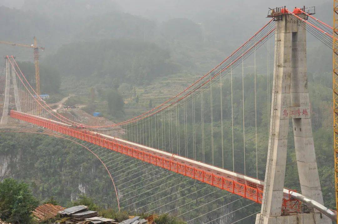 优势:根据结构特点,与其他型式跨越结构相比,悬索管道桥具有,受力明确