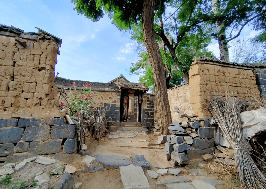 "过去盖房子石料,砖灰都高贵,人们多就地取材,选用黏土夯成土坯来替代