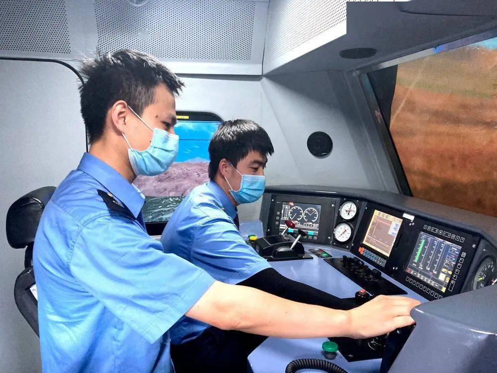 五个确保五个见实效哈机段筑牢机车乘务员防洪防线