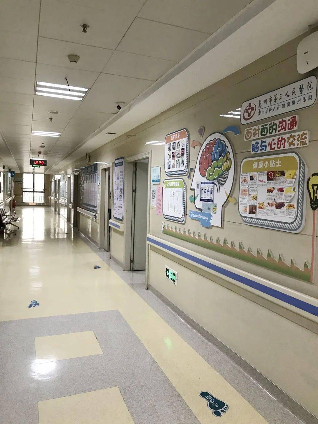 病房,走廊贴神经内科一区实施的健康教育宣传栏,健康饮食宣教,踝泵